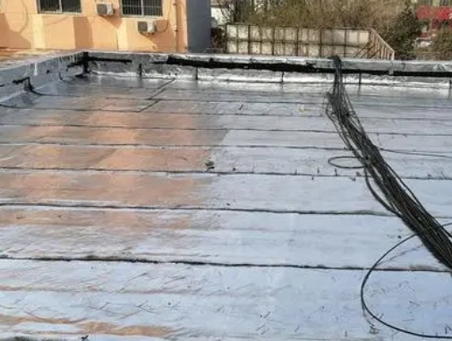 庆云卫生间漏水维修公司分享下庆云屋面楼顶防水刚性防水层施工要点。